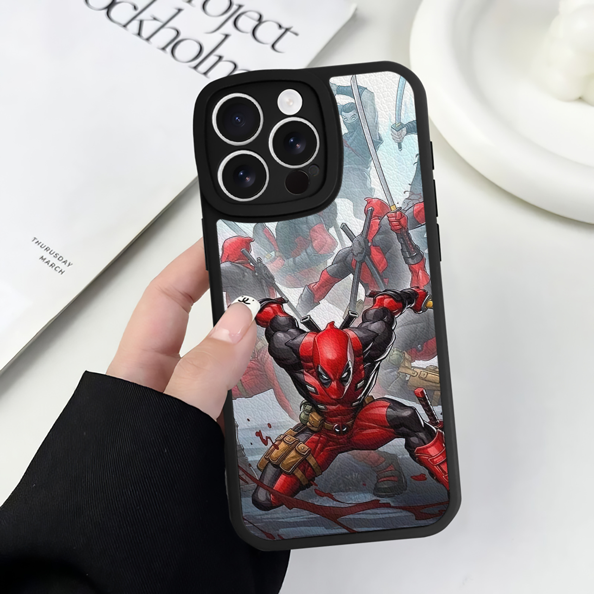 （画像用） Deadpool デッドプール 【iPhone 16シリーズ対応】シリコンスマホケース（レザー調） 材質：シリコン